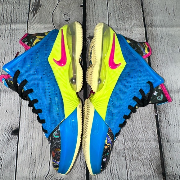 Nike Lebron XIX low size 10 in used condition comes as pictured. - Picture 8 of 9